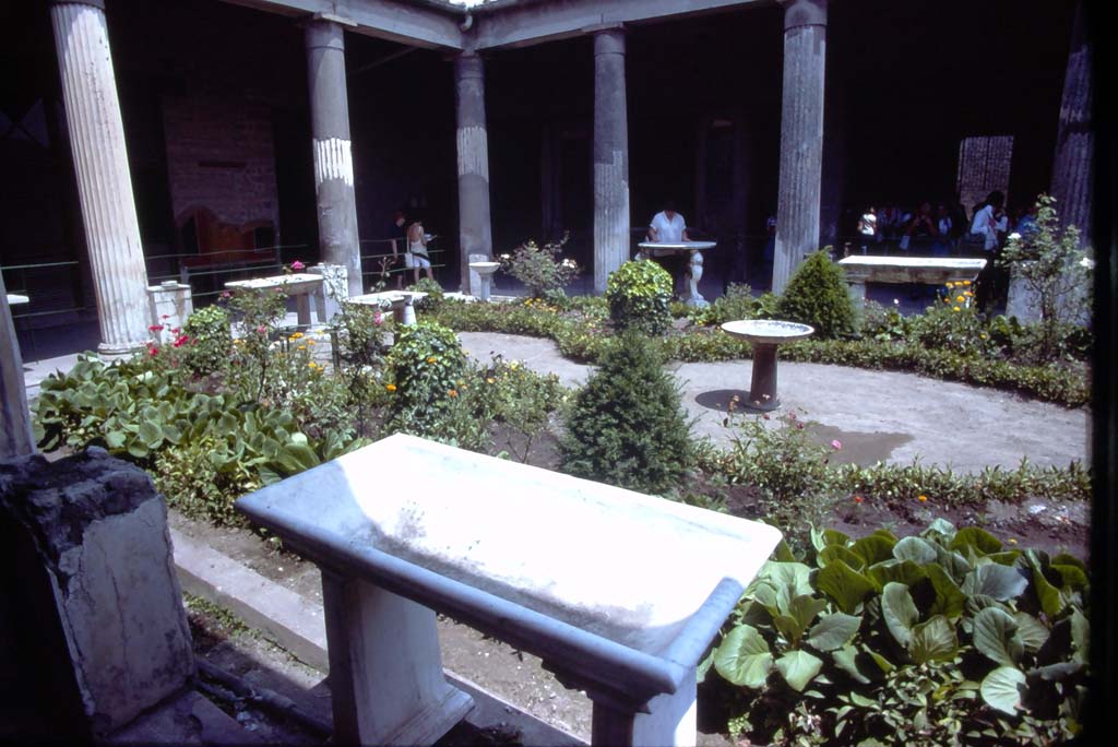 VI.15.1 Pompeii. July 1980. Looking east across peristyle, from west portico.
Photo courtesy of Rick Bauer, from Dr George Fay’s slides collection.