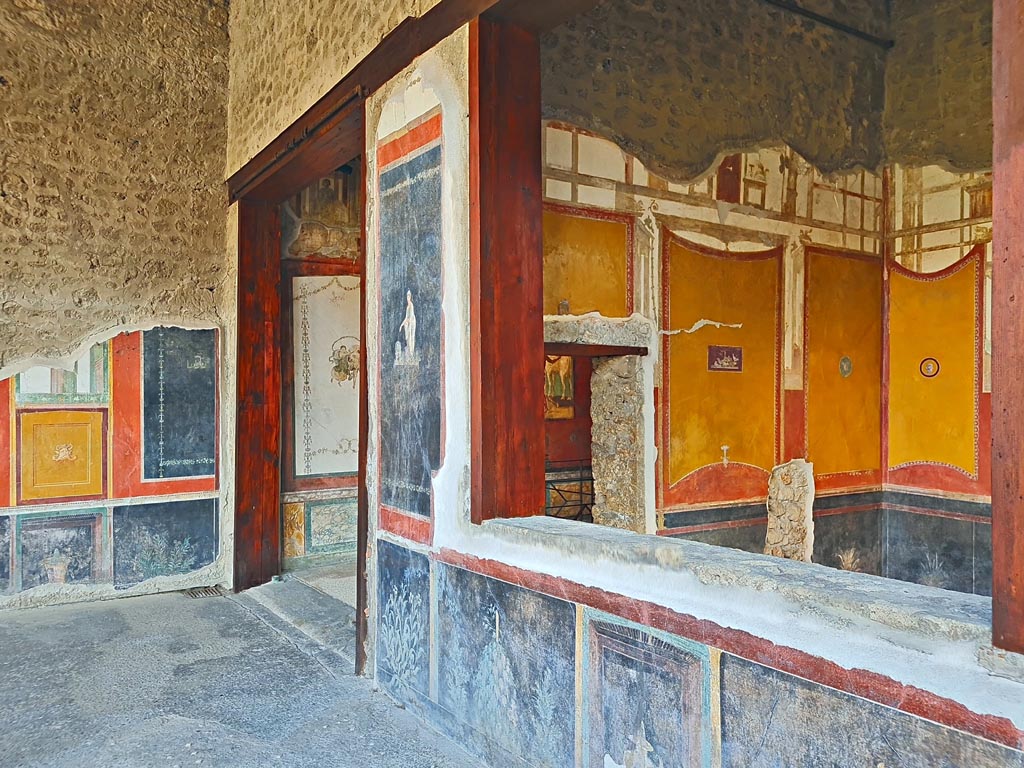 VI.15.1 Pompeii. April 2023.
North-east corner of portico/peristyle, with doorway into exedra (p), centre left, and window into north ala, on right.
Photo courtesy of Giuseppe Ciaramella.