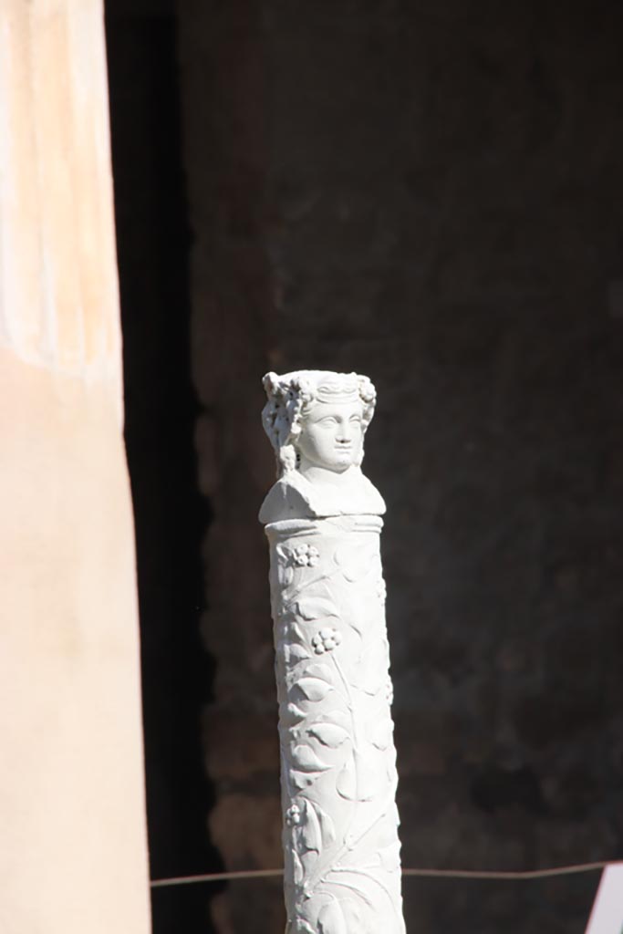 VI.15.1 Pompeii. October 2023.
Detail of bust of a bacchante at the top of a herm. Photo courtesy of Klaus Heese.