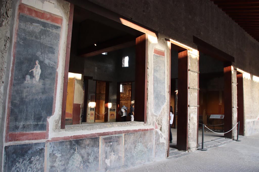 VI.15.1 Pompeii. October 2023.
Looking along east portico towards wall and window of north ala, on left, and entrance to atrium, on right. Photo courtesy of Klaus Heese.