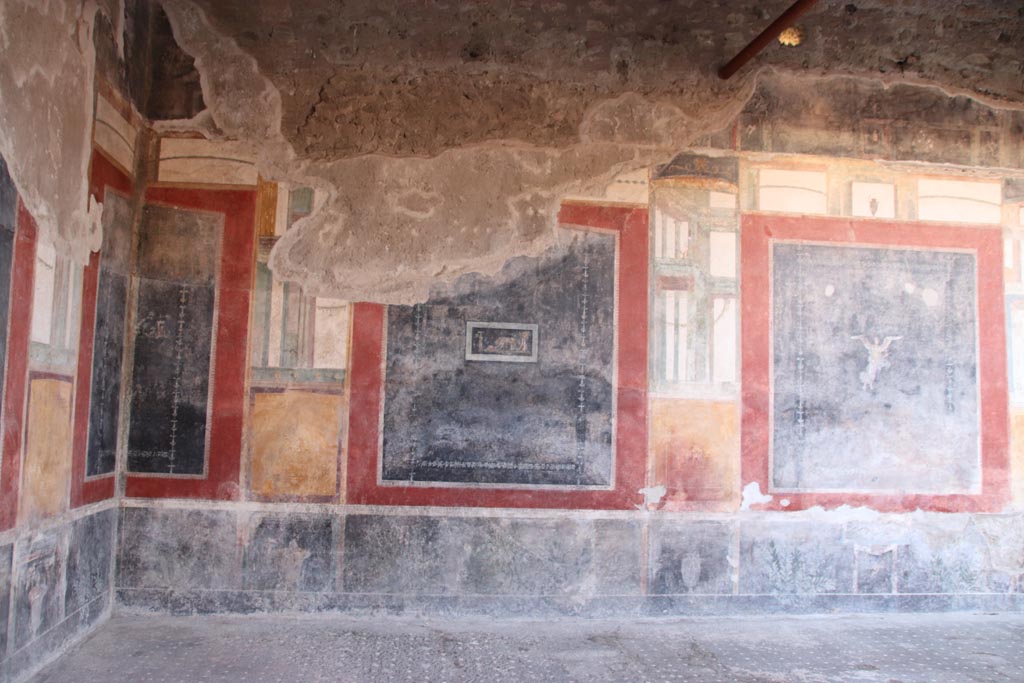 VI.15.1 Pompeii. October 2023. West wall of peristyle, in south-west corner. Photo courtesy of Klaus Heese.