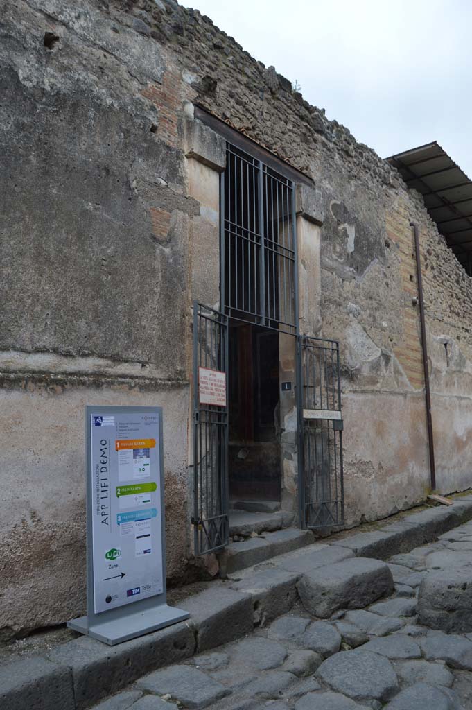 VI.15.1 Pompeii. March 2018. Entrance doorway on west side of Vicolo dei Vettii.
Foto Taylor Lauritsen, ERC Grant 681269 DÉCOR.