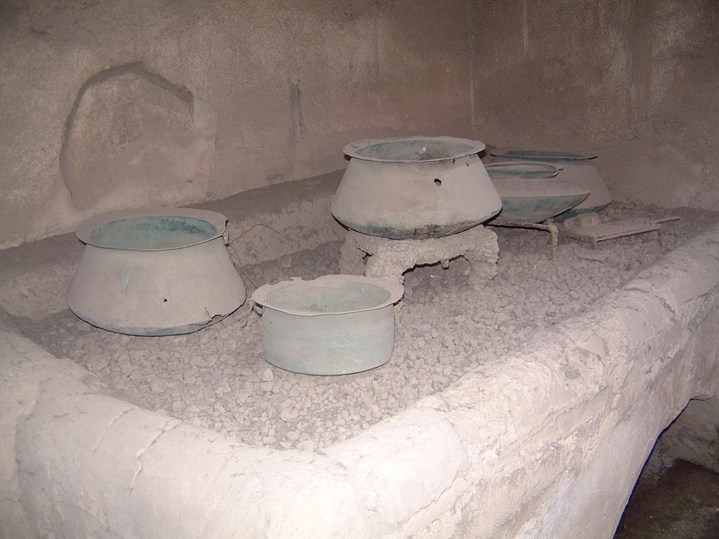 VI.15.1 Pompeii. Kitchen oven in “services area”. May 2001. Photograph courtesy of Current Archaeology.