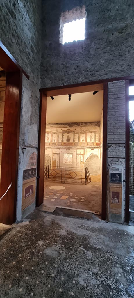 VI.15.1 Pompeii. January 2023.
South-east corner of atrium with doorway into oecus (e) in south wall.
Photo courtesy of Miriam Colomer.