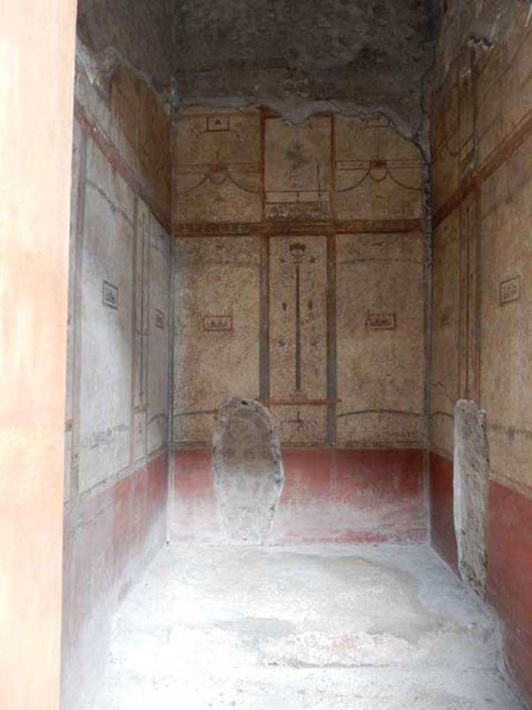 VI.15.1 Pompeii. May 2017. Looking through doorway towards north wall and bed step/recess. Photo courtesy of Buzz Ferebee.