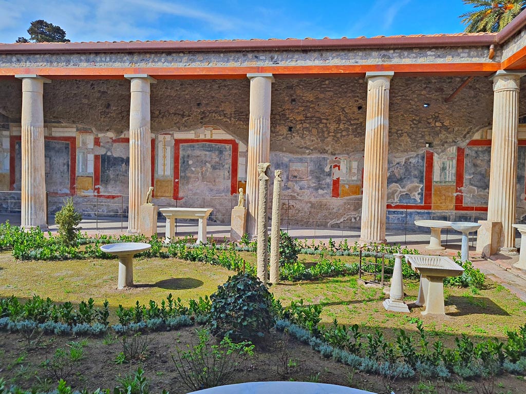 VI.15.1 Pompeii. April 2023.
Looking towards decorated west wall of portico/peristyle at north end. Photo courtesy of Giuseppe Ciaramella.