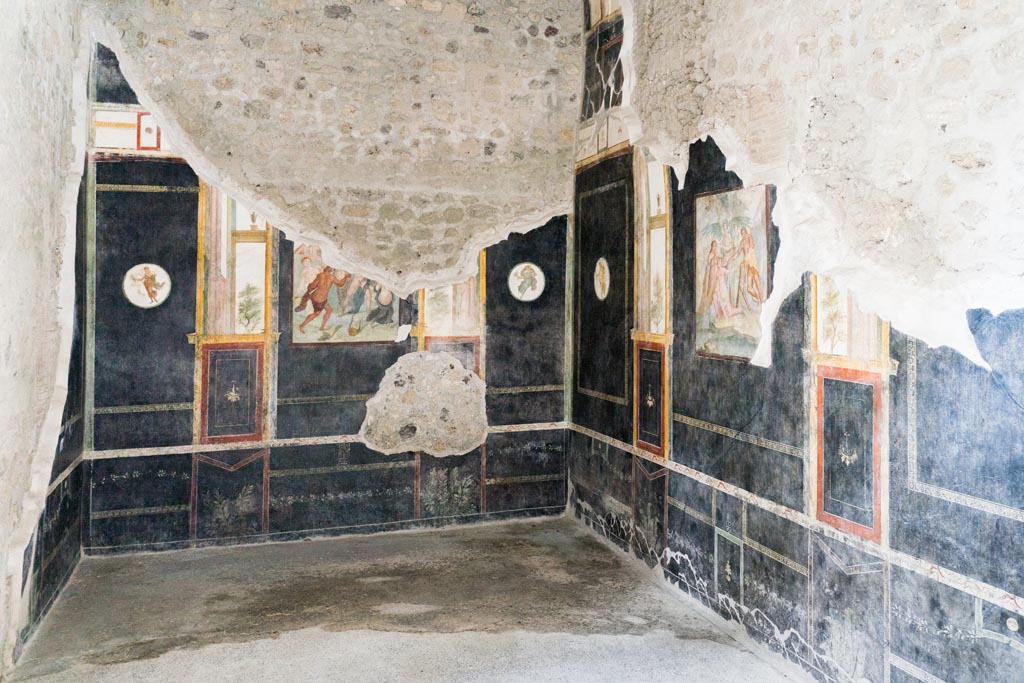 VI.15.1 Pompeii. March 2023.
Looking towards east wall, south-east corner and south wall of triclinium. Photo courtesy of Johannes Eber.
(PPM – room t)
