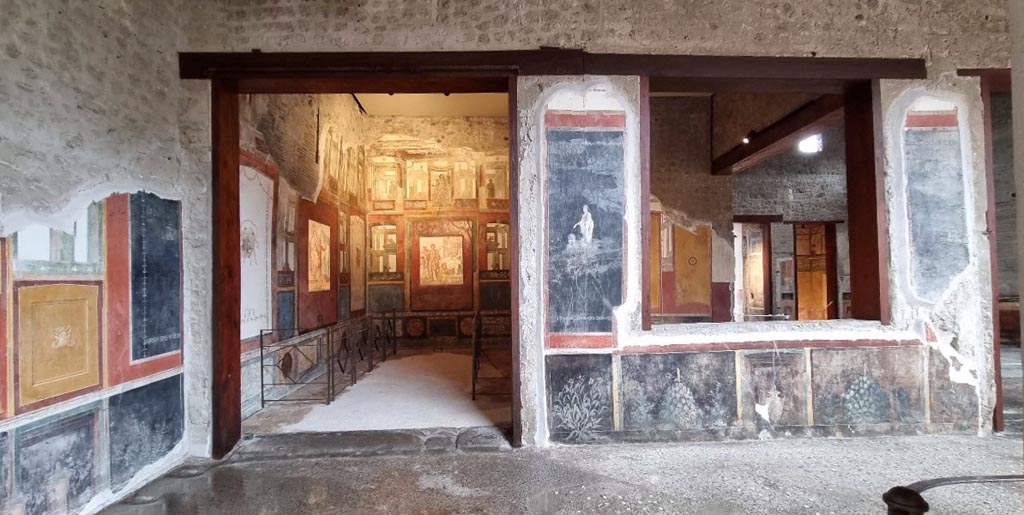 VI.15.1 Pompeii. January 2023.
North-east corner of peristyle with doorway to exedra, on left, and window into north ala and across atrium, on right.
Photo courtesy of Miriam Colomer.
.