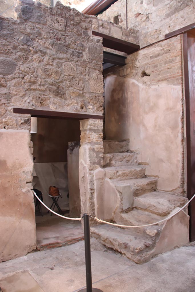 VI.15.1 Pompeii. October 2023.
South-east corner with doorway to room below steps. Photo courtesy of Klaus Heese.