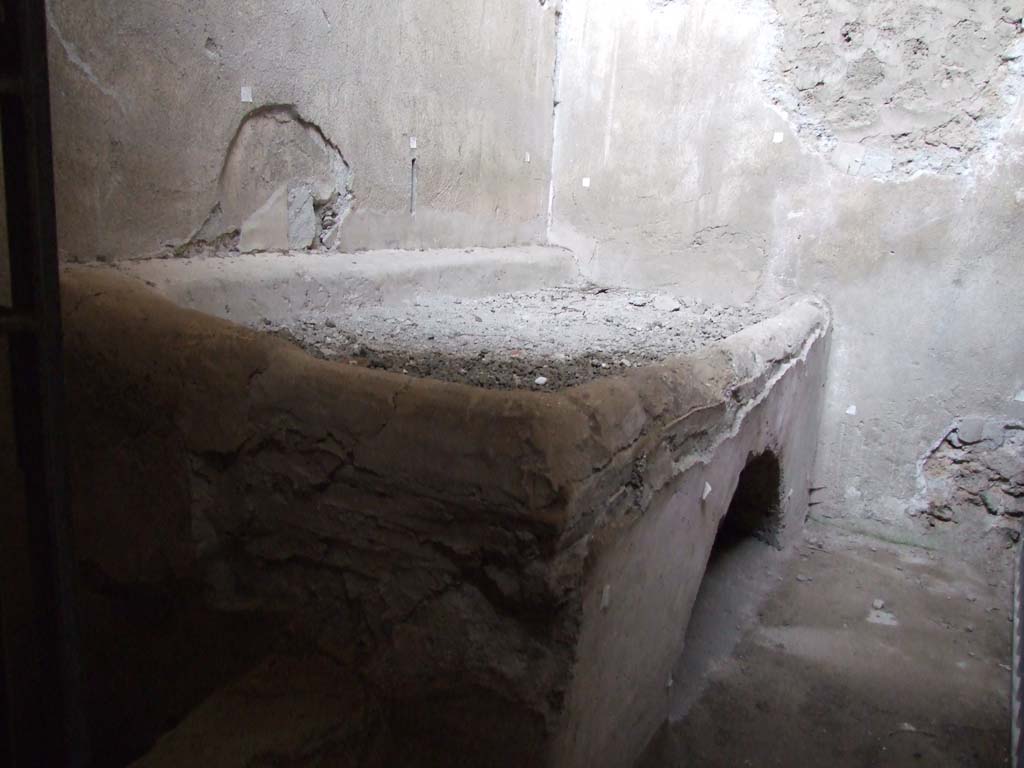 VI.15.1 Pompeii. December 2006. Kitchen oven in service area.