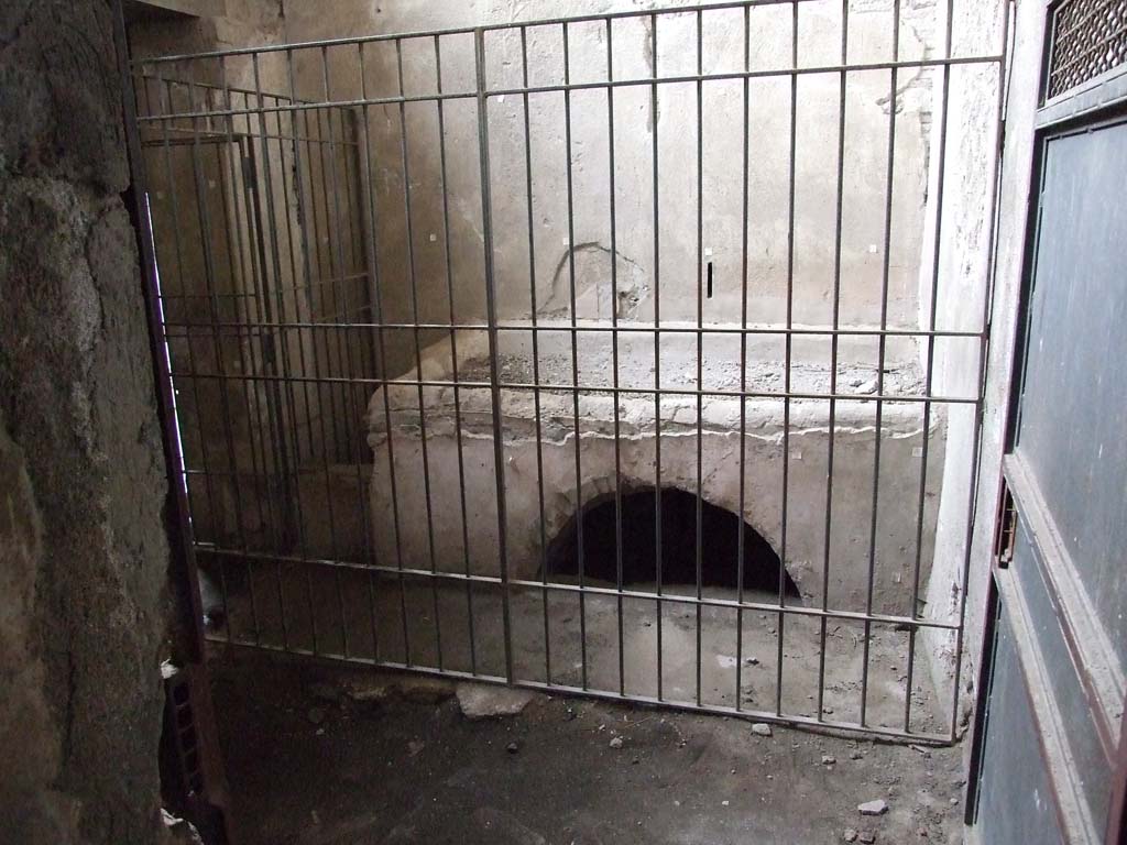 VI.15.1 Pompeii. December 2006. Kitchen oven in service area.