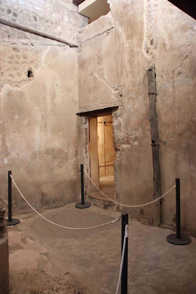 VI.15.1 Pompeii. October 2023.
Looking towards doorway to bedroom (x’) from kitchen, used either by servants or as a private brothel?.
Photo courtesy of Klaus Heese.