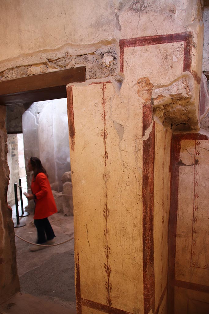VI.15.1 Pompeii. October 2024.
South wall of cubiculum (x’), with doorway to kitchen, on left, and recess, on right.
Photo courtesy of Klaus Heese.