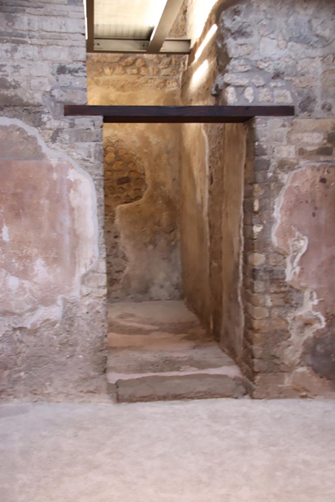 VI.15.1 Pompeii. October 2023.
Doorway to room (x) in service area, looking north from small atrium. Photo courtesy of Klaus Heese.