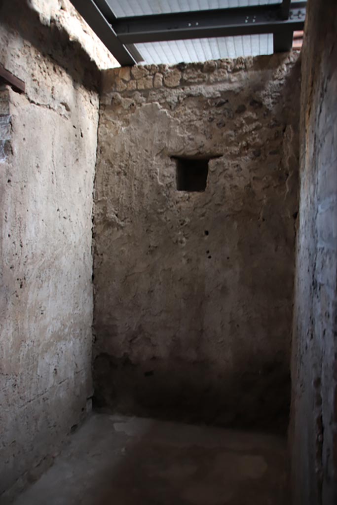 VI.15.1 Pompeii. October 2023.
Looking north into room (y), from room (z). Photo courtesy of Klaus Heese.