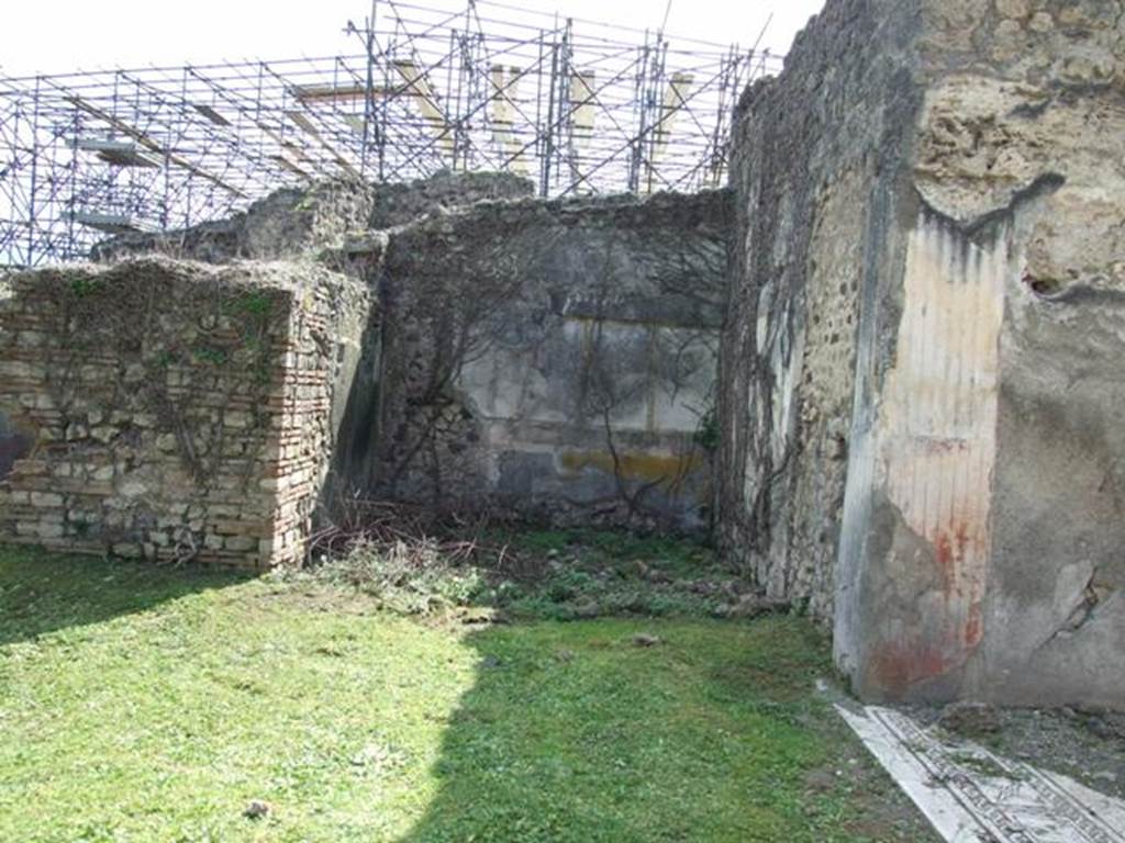 VI.15.5 Pompeii. March 2009. Room 25, ala, on south side of atrium. Looking south. According to NdS, this ala would have had a floor of opus signinum. The walls were decorated in the first style, with black raised stucco blocks, separated by yellow bands.
See Notizie degli Scavi, January 1897, (p.22)