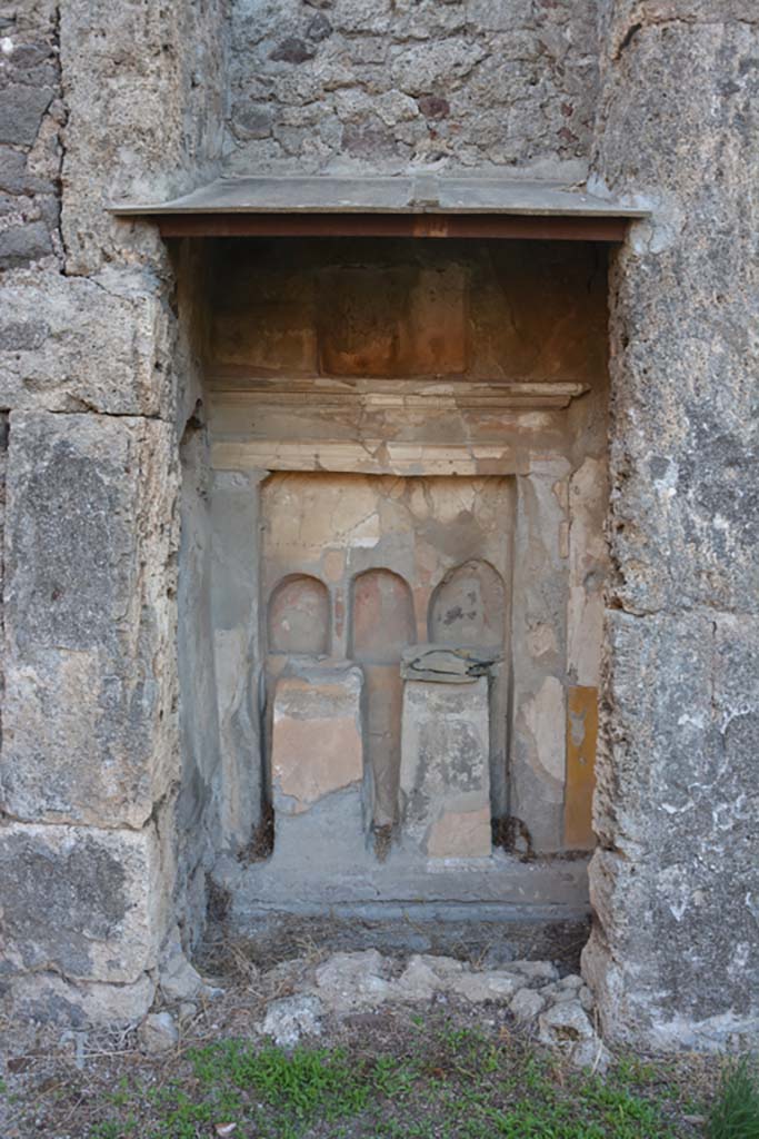 VI 15 5 Pompeii. October 2019.
Room 1, altar in atrium. North-east corner of atrium, with altar.
Foto Annette Haug, ERC Grant 681269 DÉCOR.
