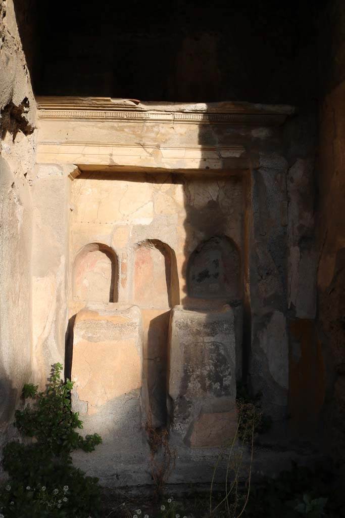 VI.15.5 Pompeii. December 2018.
Room 1, altar in atrium. Looking east in north-east corner of atrium, with altar. Photo courtesy of Aude Durand.