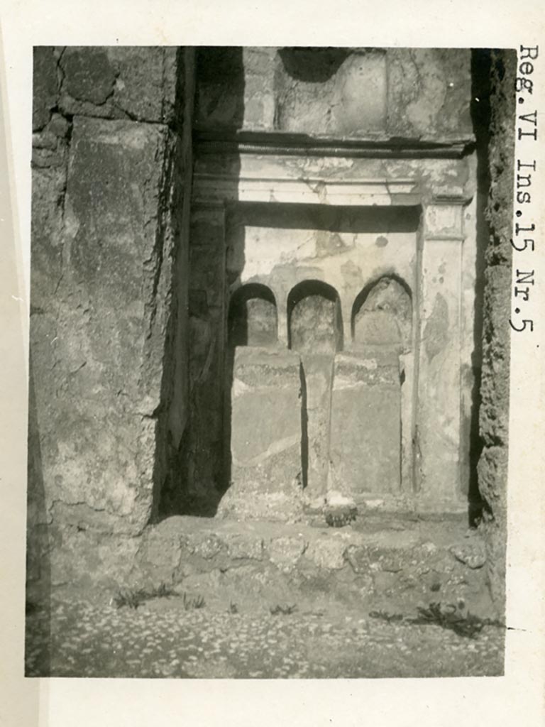 VI.15.5 Pompeii. Pre-1937-39. Room 1, altar on east wall of atrium.
Photo courtesy of American Academy in Rome, Photographic Archive. Warsher collection no. 586.
