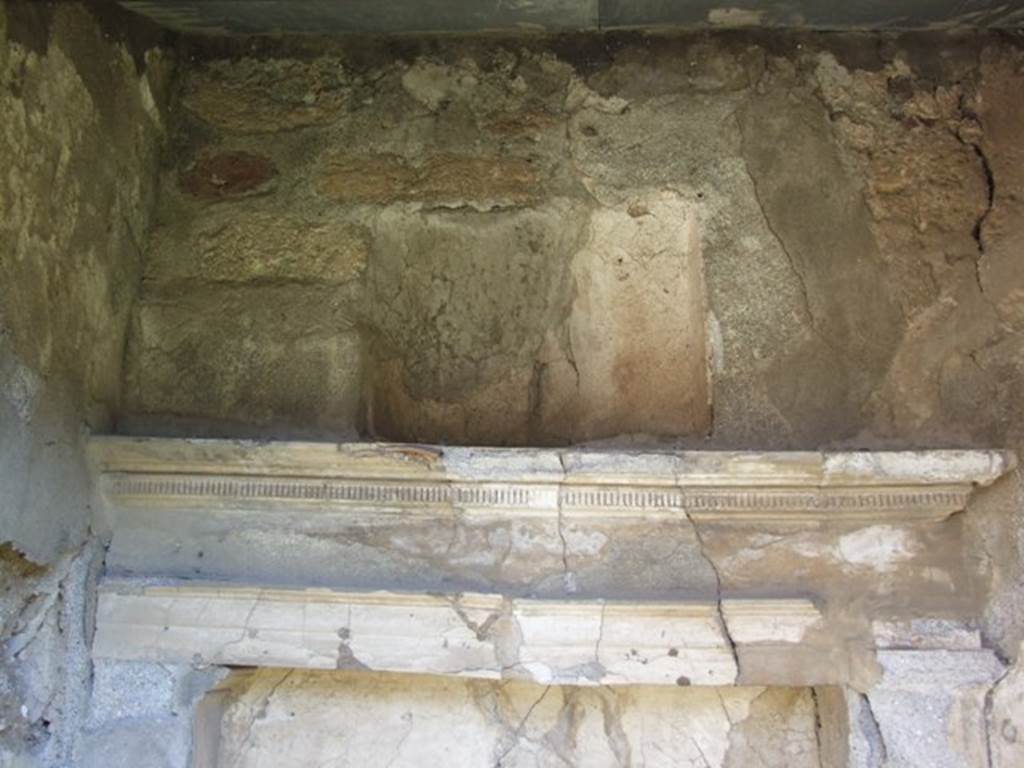 VI.15.5 Pompeii. March 2009. Room 1, rectangular niche top, with irregular shaped niche.