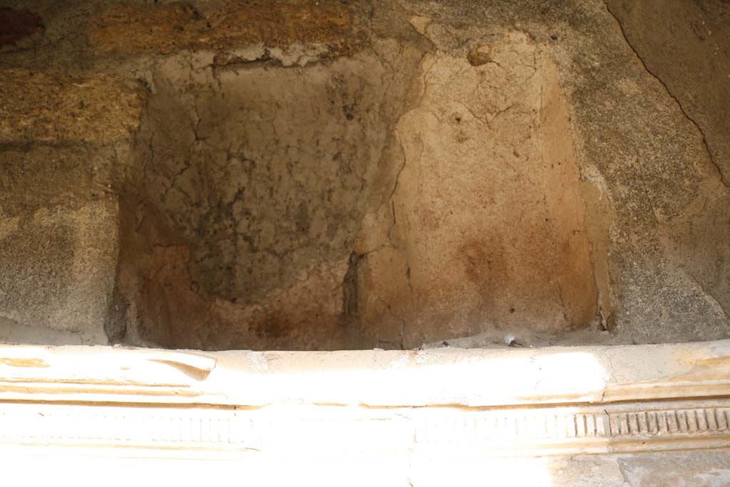 VI.15.5 Pompeii. December 2018.
Room 1, rectangular niche top in the atrium, with irregular shaped niche. Photo courtesy of Aude Durand.