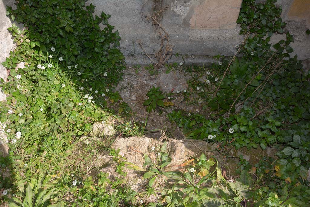VI 15 5 Pompeii. March 2019. Room 1, altar in atrium, flooring at base of altar.
Foto Annette Haug, ERC Grant 681269 DÉCOR.