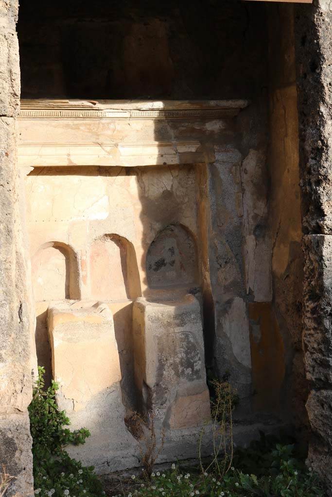 VI.15.5 Pompeii. December 2018.
Room 1, looking towards south side of recess in atrium. Photo courtesy of Aude Durand.