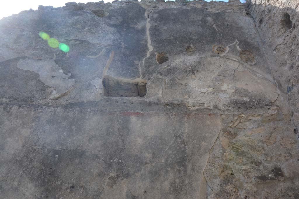 VI 15 5 Pompeii. March 2019. Cubiculum 4, detail from upper west wall, with vaulted ceiling outlined over the bed alcove.
Foto Annette Haug, ERC Grant 681269 DÉCOR.