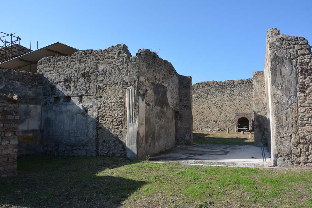 VI 15 5 Pompeii. October 2019. Looking south-west from atrium towards tablinum 7, on right, and south ala 25, on left.
Foto Annette Haug, ERC Grant 681269 DÉCOR.