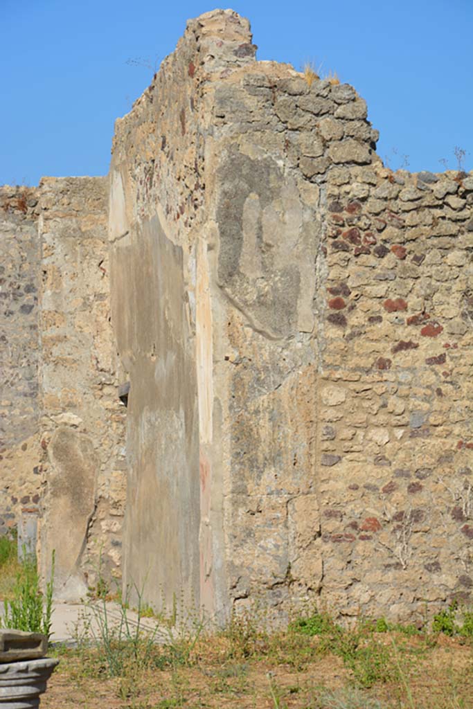 VI 15 5 Pompeii. July 2017.
Looking west from atrium towards pilaster at east end of north wall of tablinum 7.
Foto Annette Haug, ERC Grant 681269 DÉCOR.