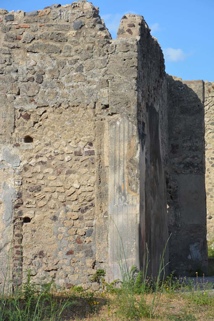 VI 15 5 Pompeii. July 2017.
Looking west from atrium towards pilaster at east end of south wall of tablinum.
Foto Annette Haug, ERC Grant 681269 DÉCOR.