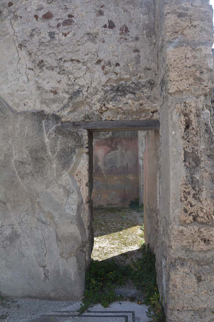 VI 15 5 Pompeii. March 2019.
Room 7, small doorway in south wall of tablinum at west end, leading to oecus 8.
Foto Annette Haug, ERC Grant 681269 DÉCOR.