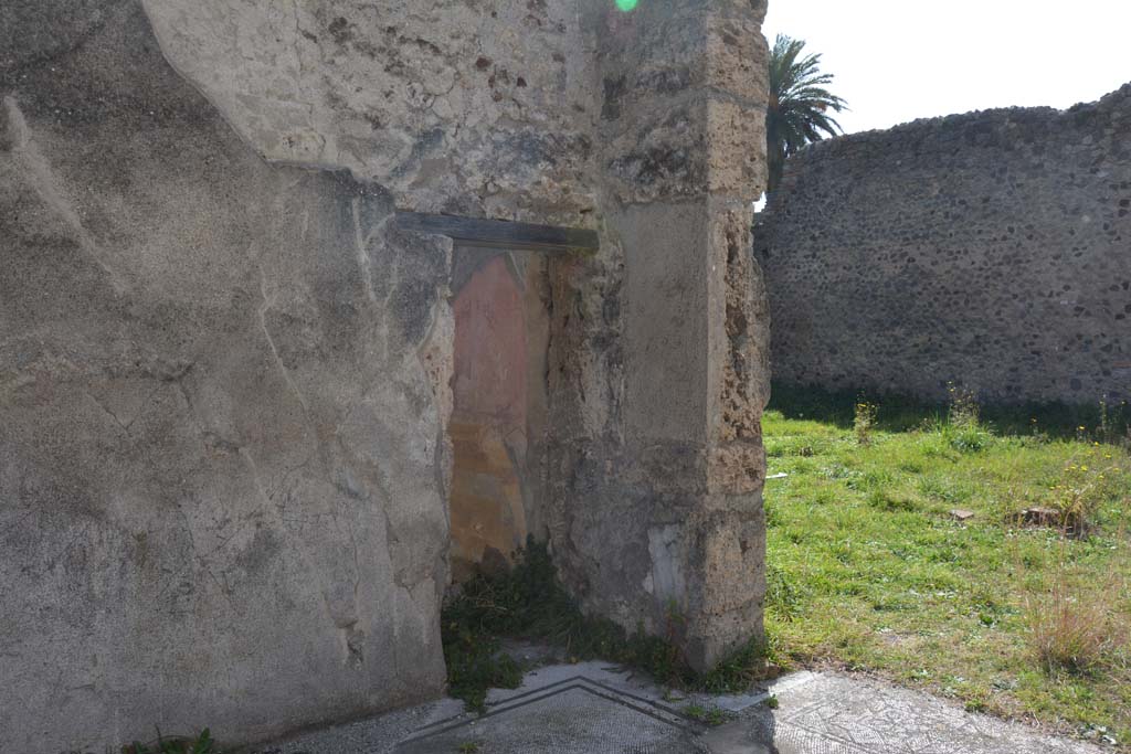 VI 15 5 Pompeii. March 2019.
Tablinum 7, looking west along south wall towards small doorway to oecus 8, and through doorway onto east portico of garden area.
Foto Annette Haug, ERC Grant 681269 DÉCOR.