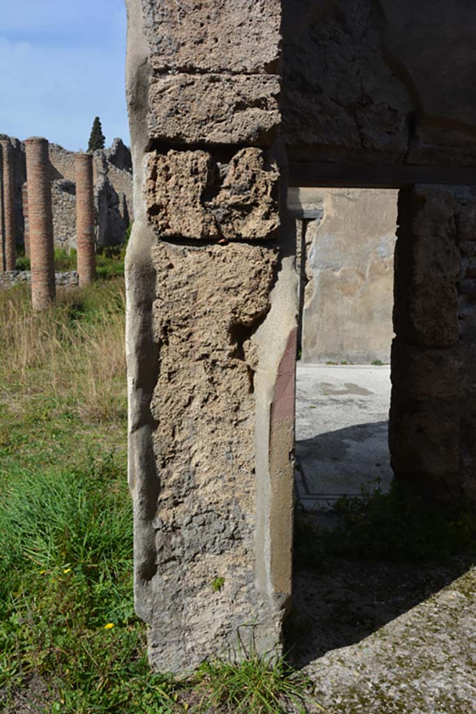 VI 15 5 Pompeii. March 2019.
Oecus/triclinium 8, north side of doorway, with doorway to tablinum 7, on right.
Foto Annette Haug, ERC Grant 681269 DÉCOR.