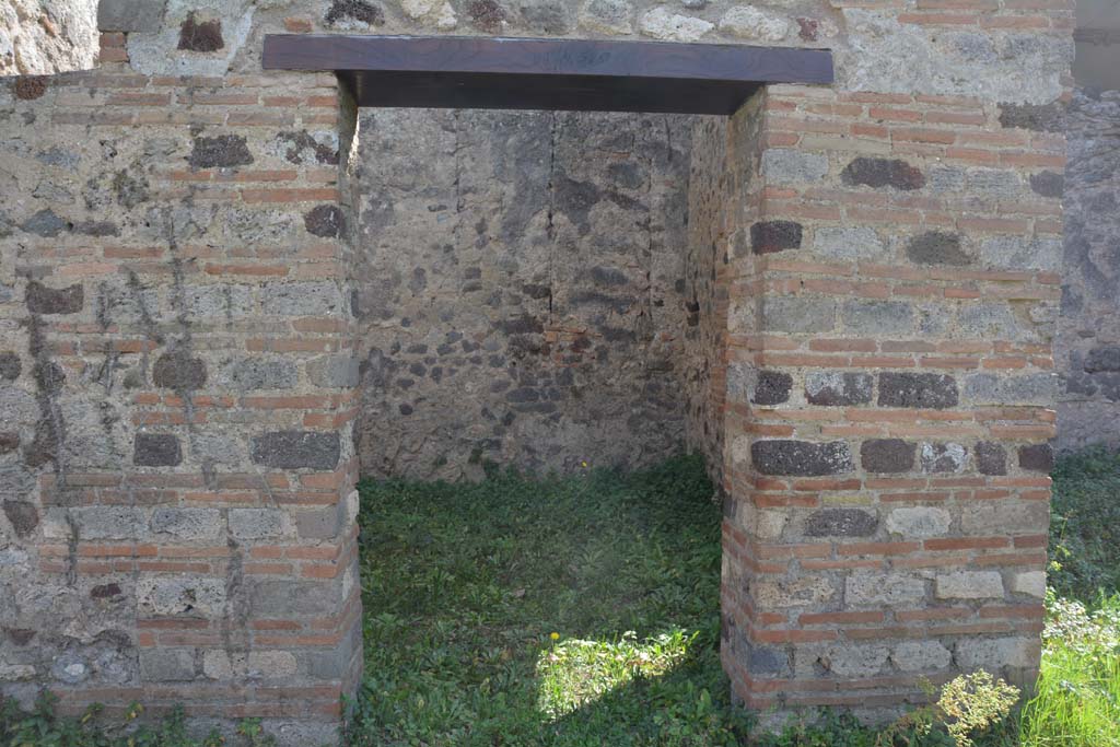 VI 15 5 Pompeii. March 2019. Doorway to diaeta (garden room) 10 from south portico.
Foto Annette Haug, ERC Grant 681269 DÉCOR.
