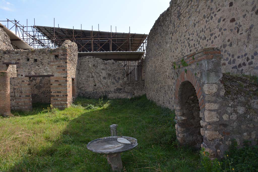 VI 15 5 Pompeii. March 2019. Looking south across garden area, with room 10, on left.
Foto Annette Haug, ERC Grant 681269 DÉCOR.