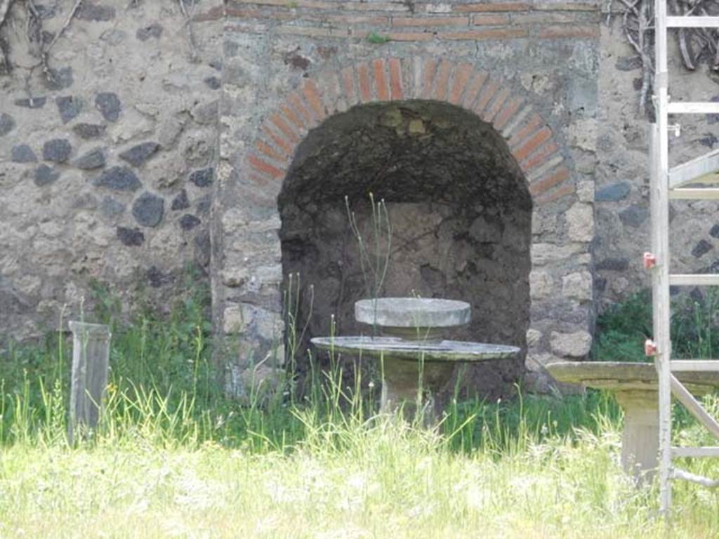 VI.15.5 Pompeii. May 2009. Looking west at tables in garden area.
Photo courtesy of Buzz Ferebee.