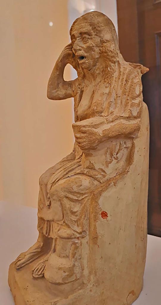 VI.15.5 Pompeii. October 2023.
Detail of clay figurine of an old drunken woman. Photo courtesy of Giuseppe Ciaramella.
On display in “L’altra MANN” exhibition, October 2023, at Naples Archaeological Museum.