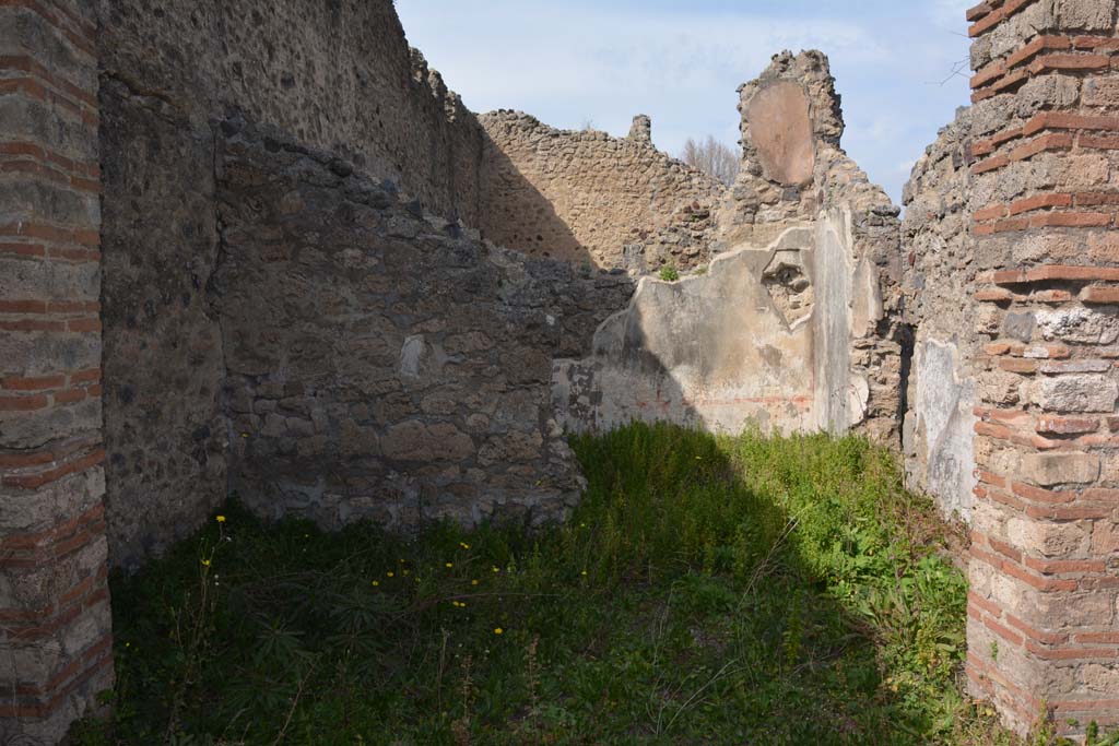 VI 15 5 Pompeii. March 2019.
Room 22, looking through room 23, towards north-east corner of room 22, with doorway to corridor in east wall.
Foto Annette Haug, ERC Grant 681269 DÉCOR.
