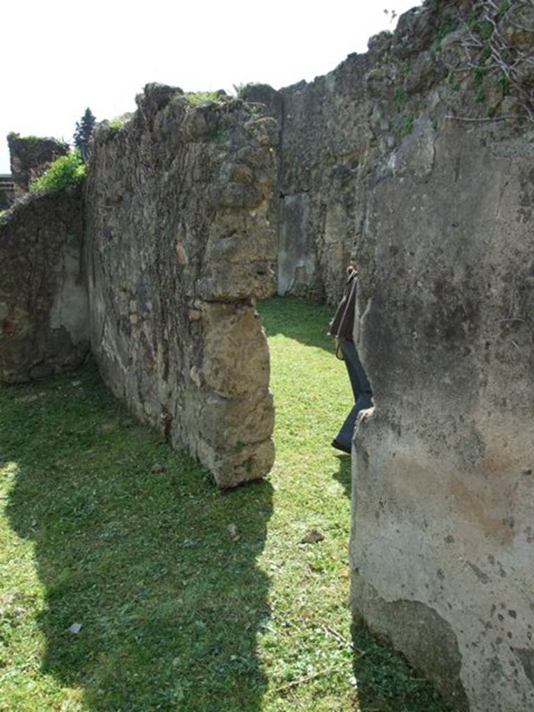 VI.15.5 Pompeii. March 2009. Doorway in west side of corridor 15, looking into Room 22, Triclinium.