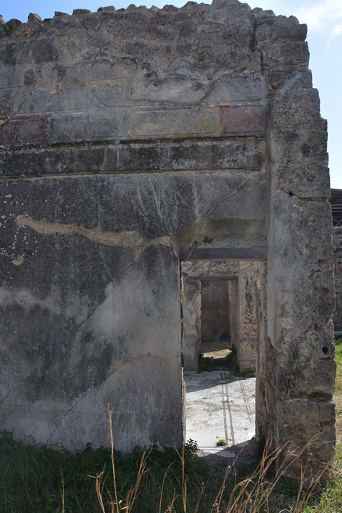 VI 15 5 Pompeii. March 2019.
Oecus 24, south wall at west end, with doorways through tablinum 7 and into oecus/triclinium 8.
Foto Annette Haug, ERC Grant 681269 DÉCOR.