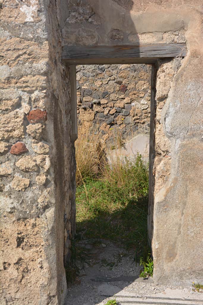 VI 15 5 Pompeii. March 2019. Oecus 24, looking north through small doorway from tablinum 7.
Foto Annette Haug, ERC Grant 681269 DÉCOR.