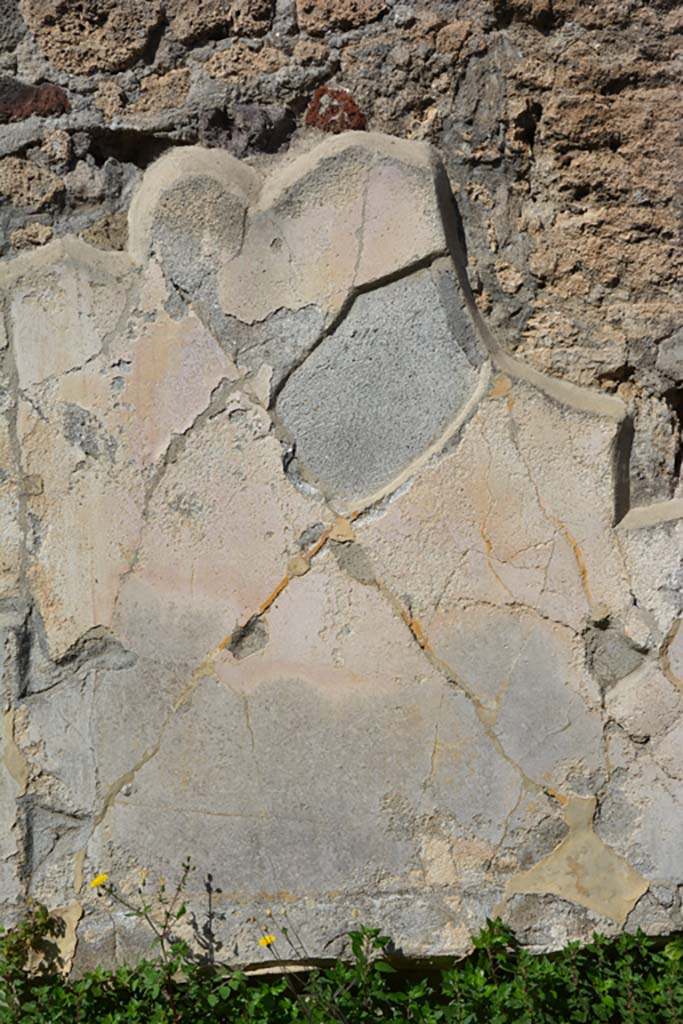 VI 15 5 Pompeii. March 2019.
Oecus 24, detail of remaining decoration at east end of north wall above bed recess.
Foto Annette Haug, ERC Grant 681269 DÉCOR.