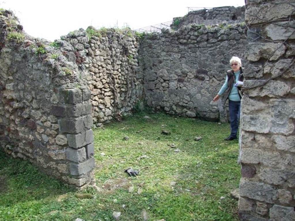 VI.15.6 Pompeii. March 2009. Doorway to room 8, exedra. Looking south.
According to NdS, the entrance doorway of this room would have had doorjambs faced with timber on the side turned into the room. The walls were simply decorated with a white background.