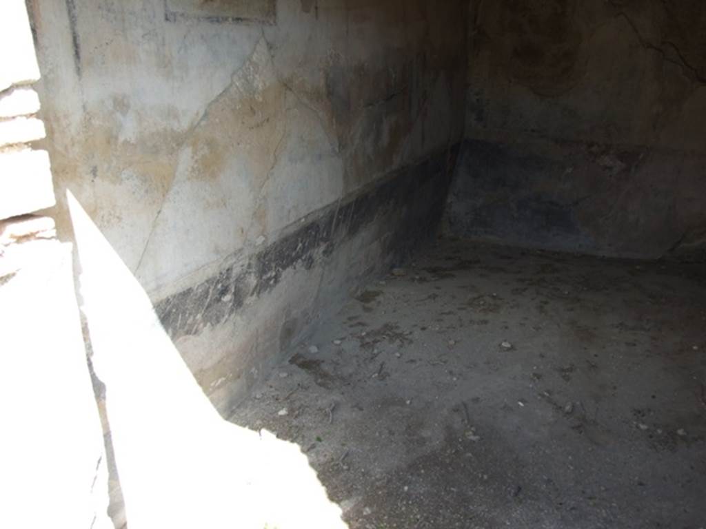 VI.15.6 Pompeii. March 2009. Room 15, north-east corner of triclinium, with recess.