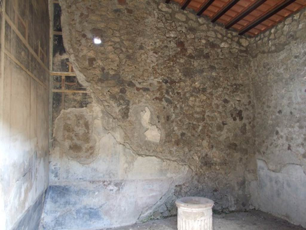 VI.15.6 Pompeii. March 2009. Room 15, east wall of triclinium. According to NdS, another fragment of a painting was found on the east wall (0.60m high, 0.38m wide). To the left was a standing Artemis, dressed in a yellow chiton and a green mantle, looking towards the right. On the right of her was a sitting manly figure, his legs covered by a cloak, his feet in sandals. His right foot was resting on a high step of the throne(?), on which he was sitting.
The execution of this painting was very good, but Sogliano deplored the state in which this important painting was found. See Notizie degli Scavi, 1897, (p.32-34)