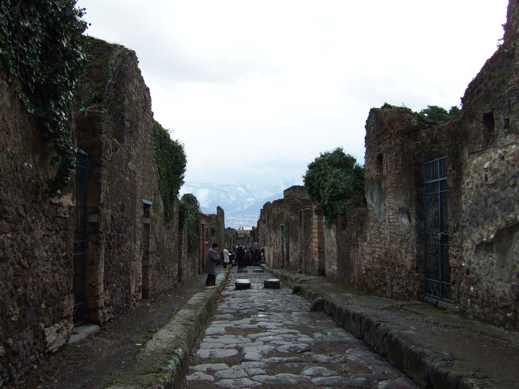 VI.16 Pompeii, on left. December 2005. Vicolo dei Vettii looking south. VI.15.6, on right.