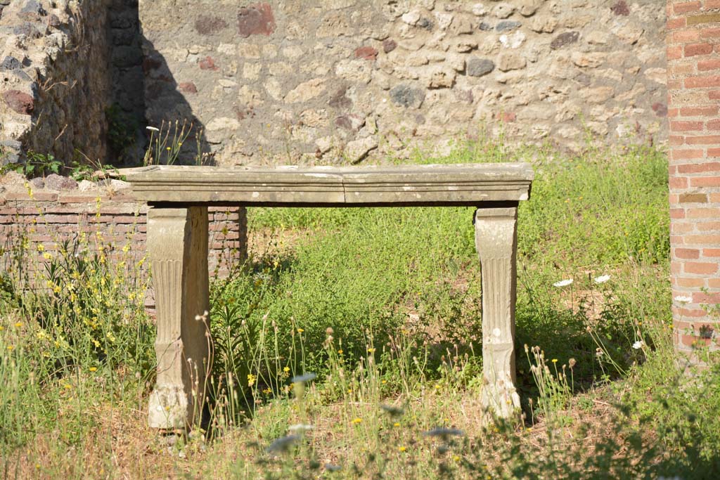 VI 15 6 Pompeii. July 2017. Room 1, east side of table near impluvium.
Foto Annette Haug, ERC Grant 681269 DÉCOR.