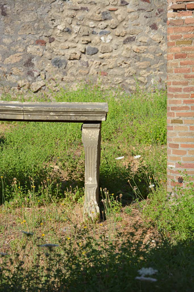 VI 15 6 Pompeii. July 2017. Room 1, north end of marble table.
Foto Annette Haug, ERC Grant 681269 DÉCOR.
