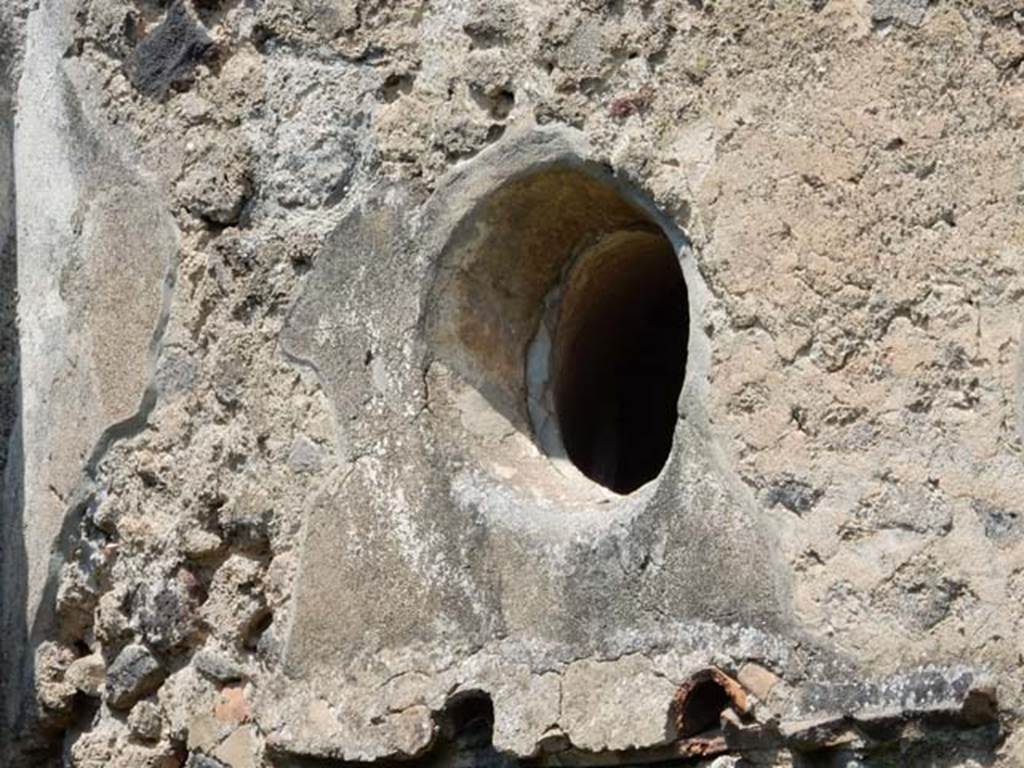 VI.15.8 Pompeii. May 2015. Detail of small upper window from cubiculum. Photo courtesy of Buzz Ferebee.